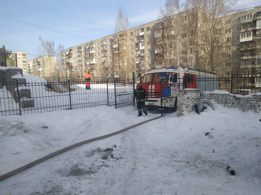 Новый День: В Екатеринбурге горела многоэтажка. Спасатели эвакуировали 45 человек (ФОТО)
