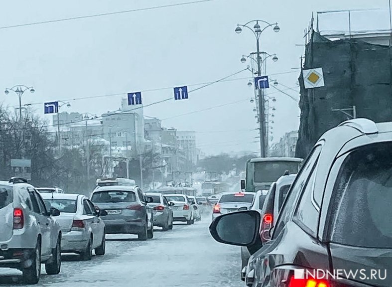Новый День: В Екатеринбурге из-за морозов встали трамваи, таксисты взвинтили цены (ФОТО)