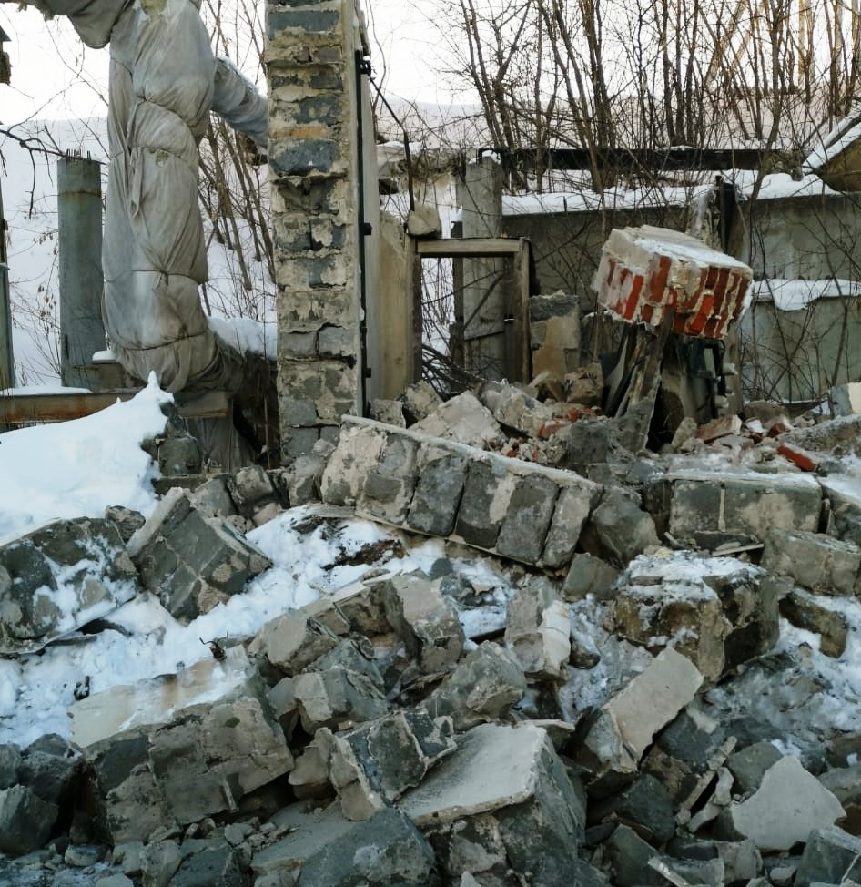 Новый День: В Верхней Синячихе подростка насмерть завалило рухнувшей стеной заброшенного завода (ФОТО)