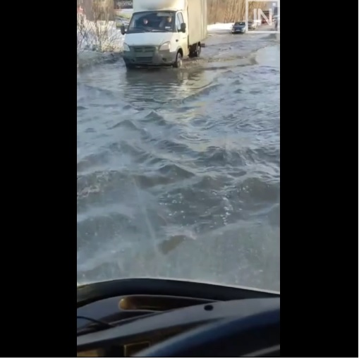 Новый День: Из-за коммунальной аварии в Екатеринбурге затопило улицу