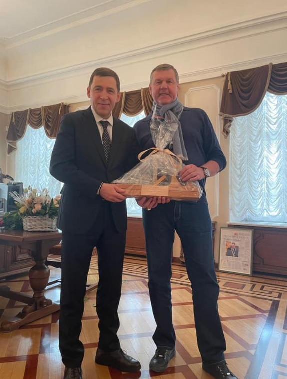Новый День: Шансонье Новиков подарил Куйвашеву на юбилей рубанок