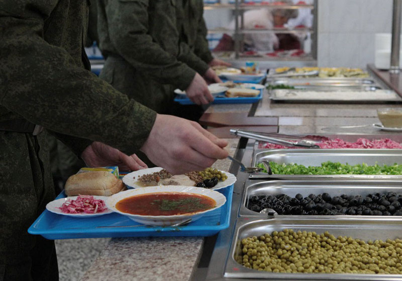 Новый День: В частях – шведский стол, в полевых условиях – пайки: как организовано питание современного солдата
