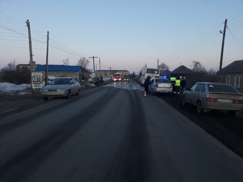 Новый День: В районе Ирбита в ДТП попал автобус с детьми