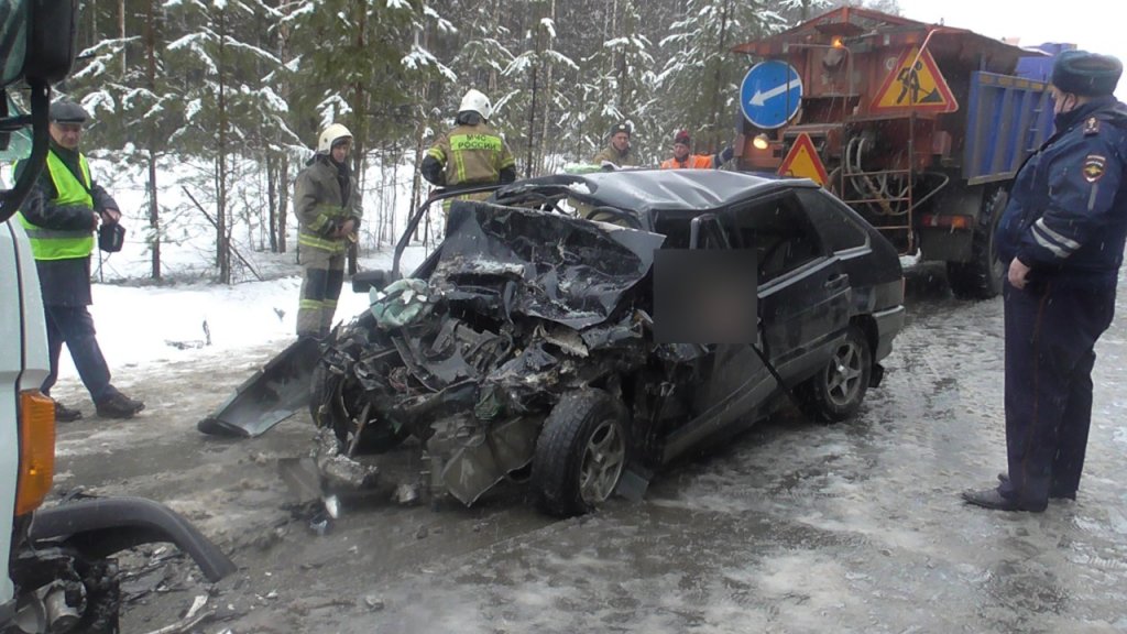 Новый День: Три человека на ВАЗе погибли при столкновении с грузовиком (ФОТО)