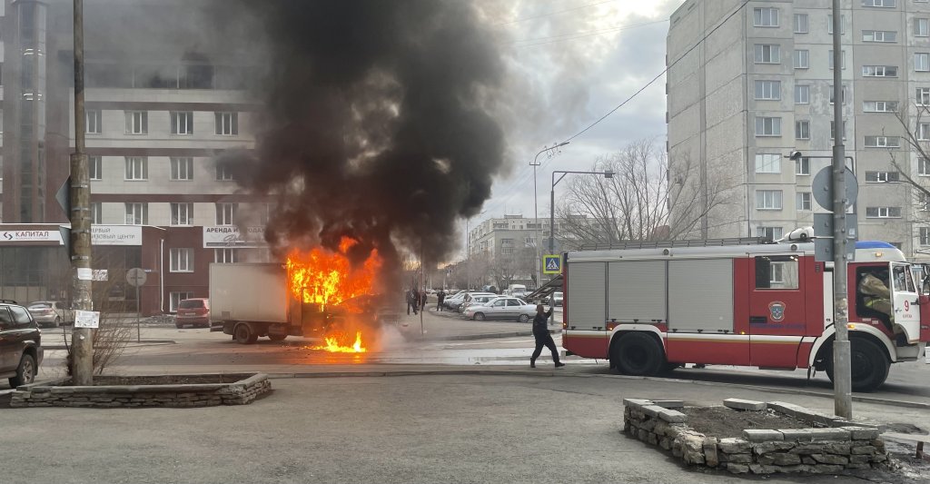 Новый День: В Кургане у Бизнес-центра сгорел грузовик