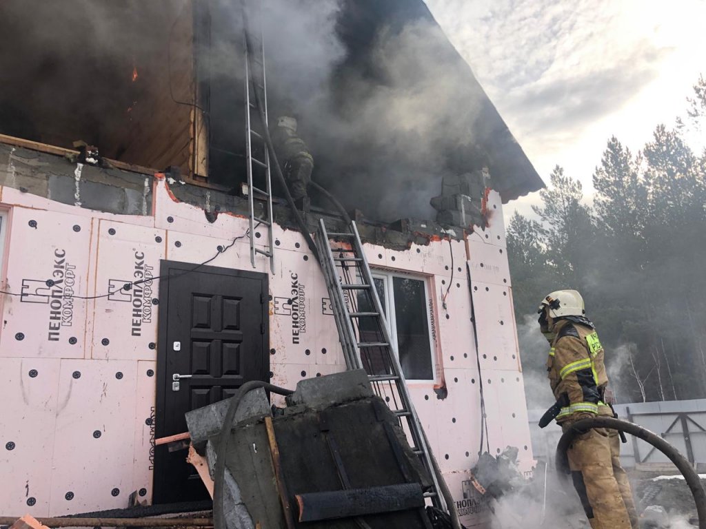 Новый День: При тушении пожара в строящемся доме погиб пожарный (ФОТО)