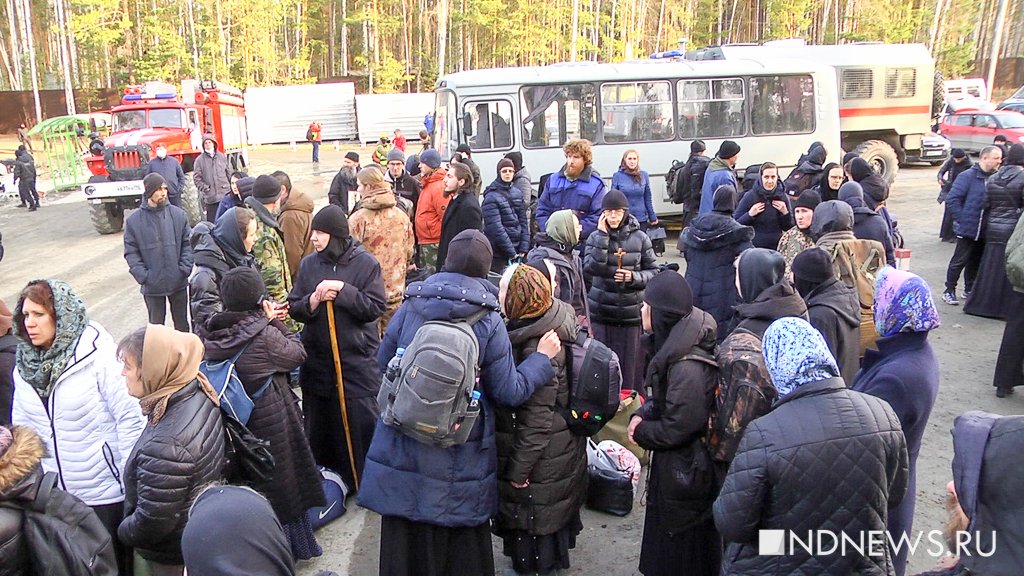 Новый День: Самые преданные сторонники Сергия чуть не бросились под машины: как расселяли Среднеуральский монастырь (ФОТО, ВИДЕО)