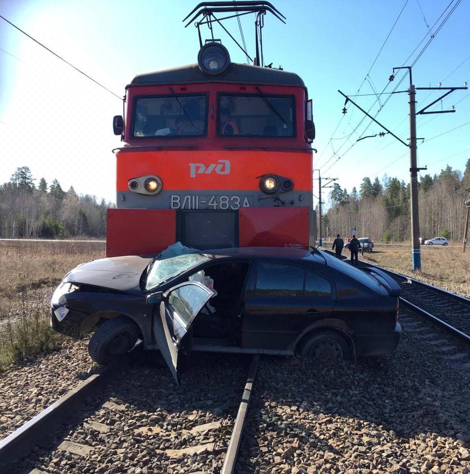 Новый День: Под Сысертью локомотив снес легковушку. Три человека пострадали (ФОТО)