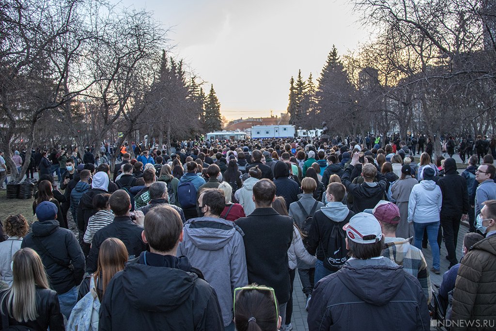 Новый День: Акция в поддержку Навального в Челябинске: протестующие и силовики гуляли по городу 3,5 часа (ФОТОРЕПОРТАЖ)