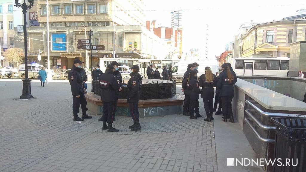 Новый День: В центр Екатеринбурга стягиваются полицейские и спецтехника, пригнали водомет (ФОТО)