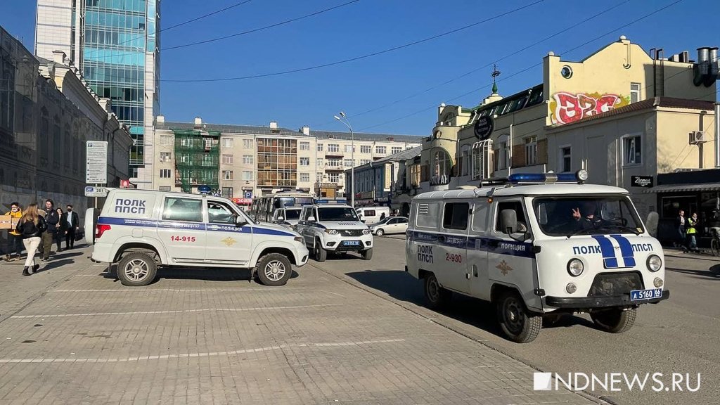 Новый День: В центр Екатеринбурга стягиваются полицейские и спецтехника, пригнали водомет (ФОТО)