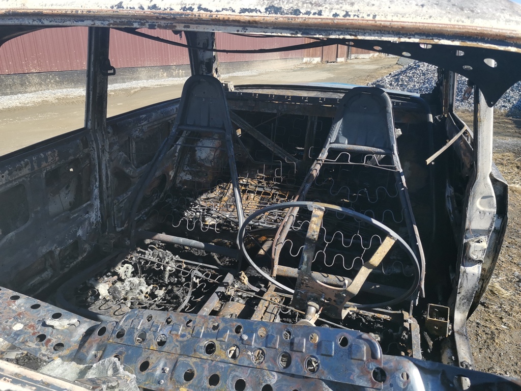 Новый День: В Качканаре загорелась машина с водителем внутри, который закурил рядом с канистрой бензина (ФОТО)