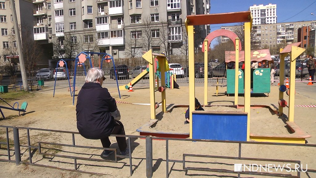 Новый День: В Екатеринбурге десятки детских площадок оказались в опасных зонах – качели и песочницы стоят на трубах, которые могут рвануть (ФОТО)