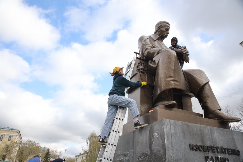 Новый День: Накануне Дня радио студенты помыли памятник Попову (ФОТО)