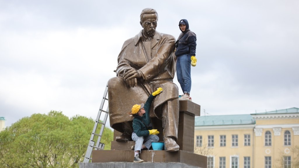 Новый День: Накануне Дня радио студенты помыли памятник Попову (ФОТО)