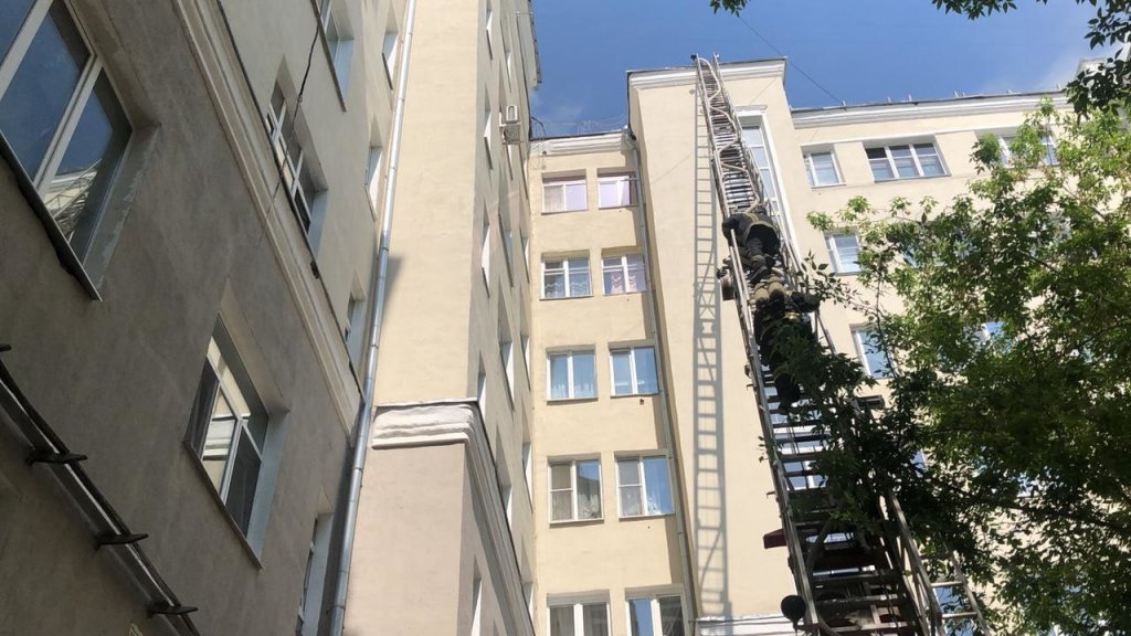 Новый День: Из горящего дома в Екатеринбурге спасены два инвалида. Подтягиваются дополнительные силы (ФОТО)