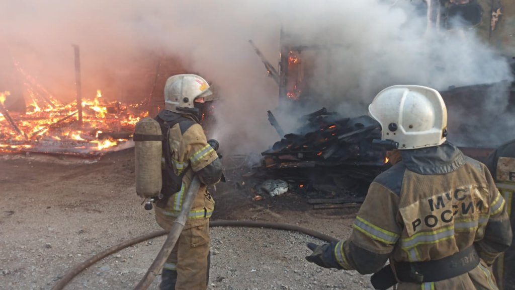 Новый День: Пожар в Пионерском распространился на 2000 кв метров, спасатели работают в дыхательных аппаратах (ФОТО)