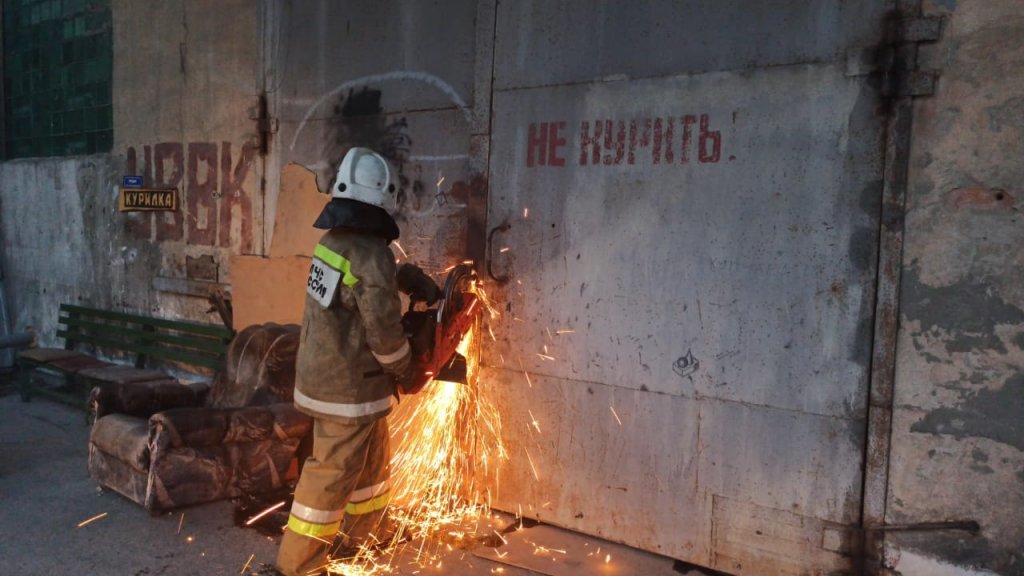 Новый День: Пожар в Пионерском распространился на 2000 кв метров, спасатели работают в дыхательных аппаратах (ФОТО)