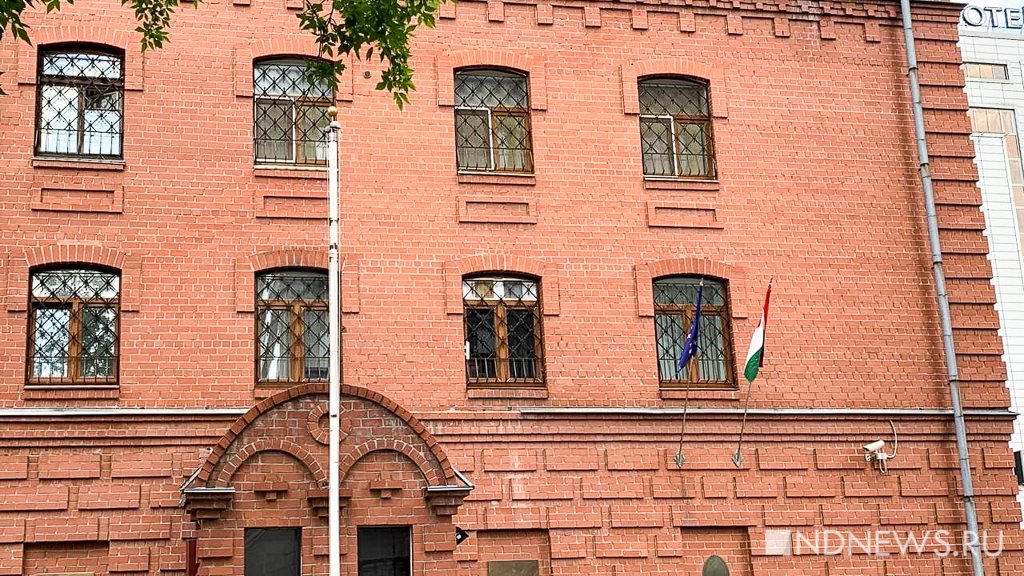 Новый День: В Екатеринбурге у консульства сняли флаг США (ФОТО)