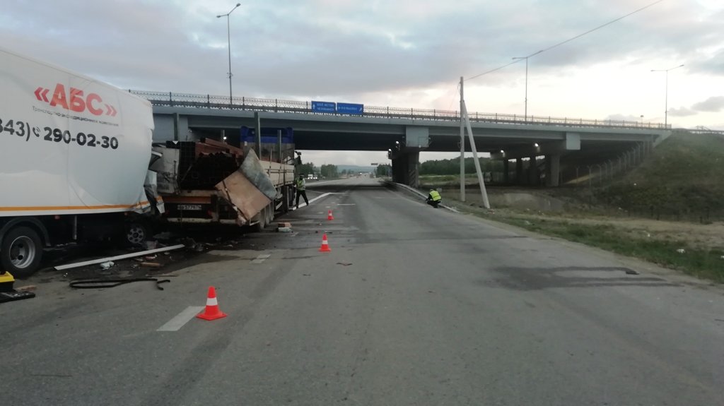 Новый День: На ЕКАДе столкнулись два грузовика, погиб человек (ФОТО)