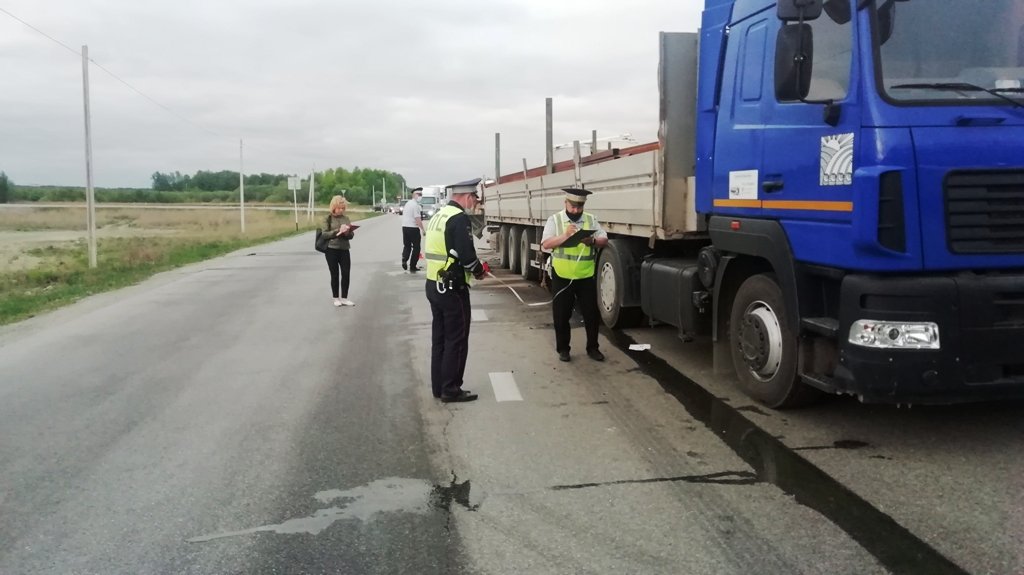 Новый День: На ЕКАДе столкнулись два грузовика, погиб человек (ФОТО)
