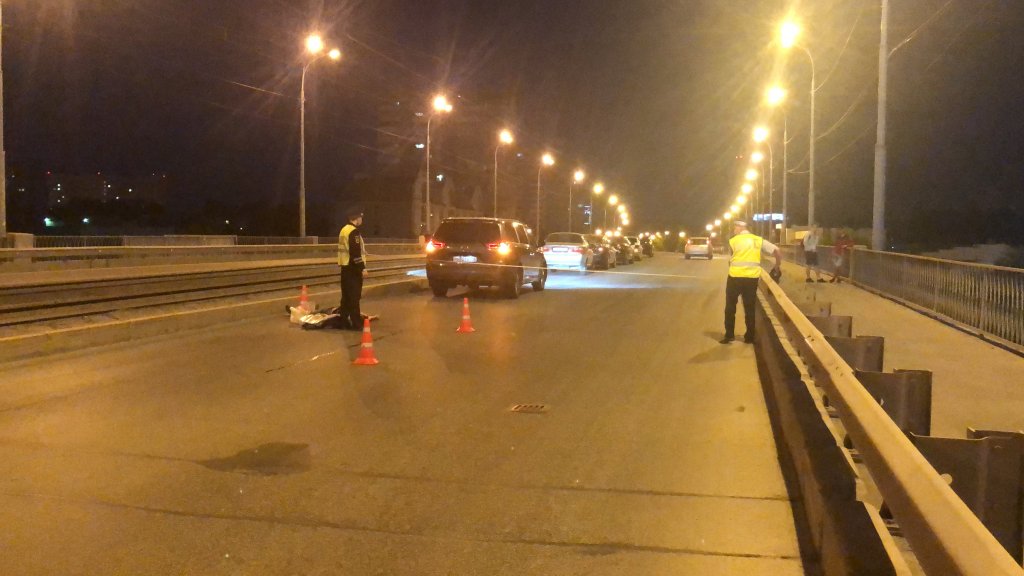 Новый День: На Малышевском мосту под колесами автомобиля погиб пешеход (ФОТО)