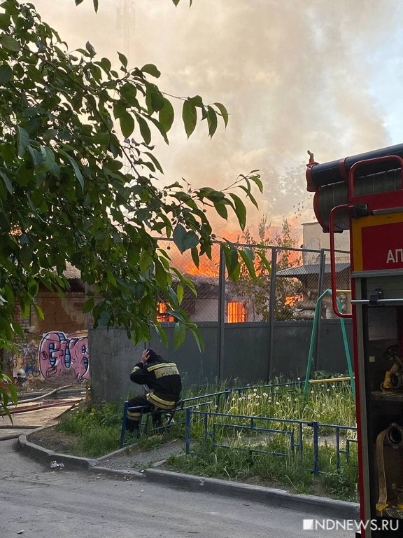 Новый День: В центре Екатеринбурга горит заброшенный дом (ФОТО)