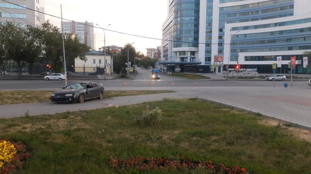 Новый День: В центре Екатеринбурга пьяный водитель сбил двух пешеходов (ФОТО)
