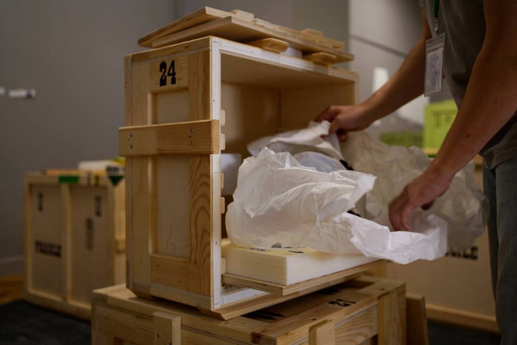 Новый День: Ван Гога и Моне доставили в Екатеринбург в 55 деревянных ящиках (ФОТО)
