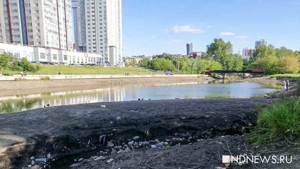 Новый День: В городском пруду спустили воду для очередного этапа строительства Макаровского моста (ФОТО)