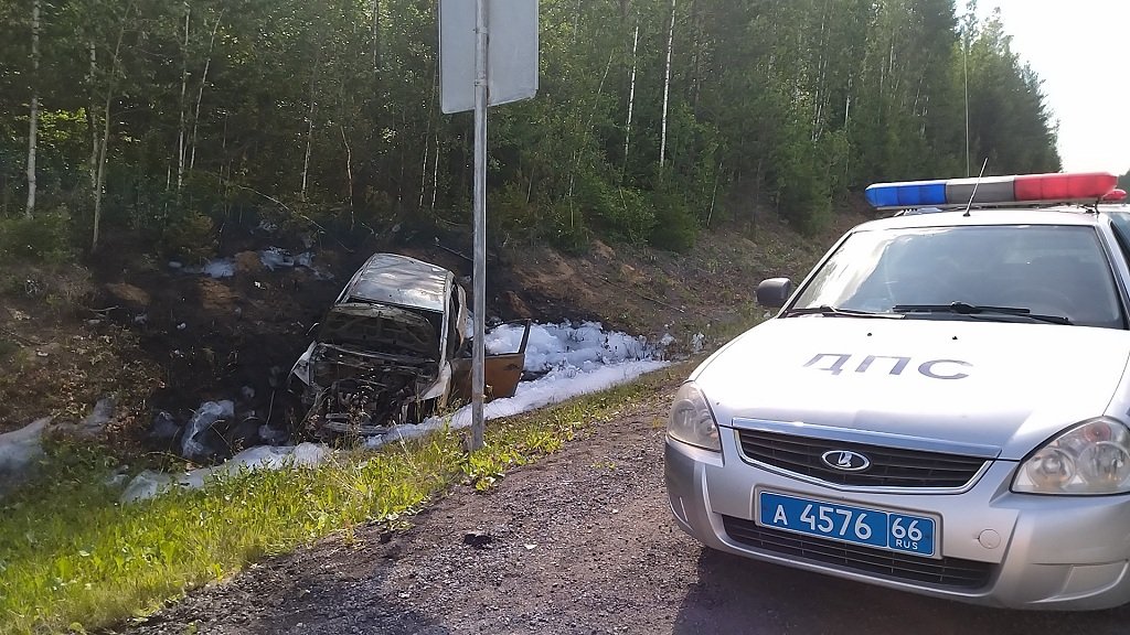 Новый День: На уральской трассе загорелся автомобиль: водитель выпрыгивала на ходу (ФОТО)