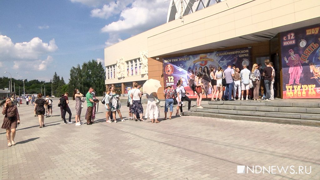 Новый День: Екатеринбуржцы часами стоят на жаре, чтобы поставить прививку от Covid-19, в ТЦ – тоже очереди (ФОТО, ВИДЕО)