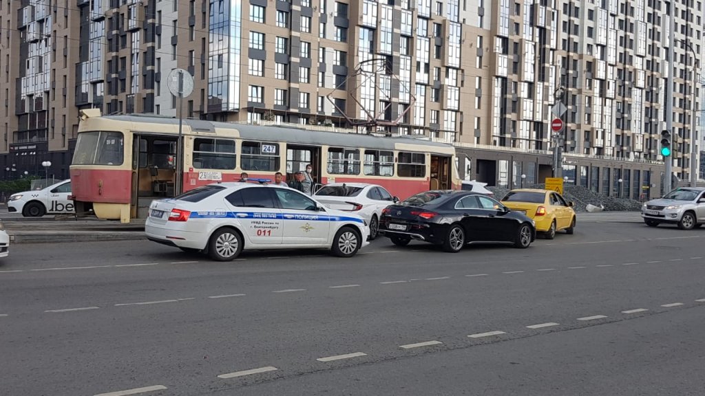 Новый День: У Макаровского моста иномарка врезалась в трамвай (ФОТО)