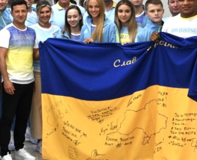 Новый День: Зеленский вручил украинским олимпийцам государственный флаг с картой страны без Крыма