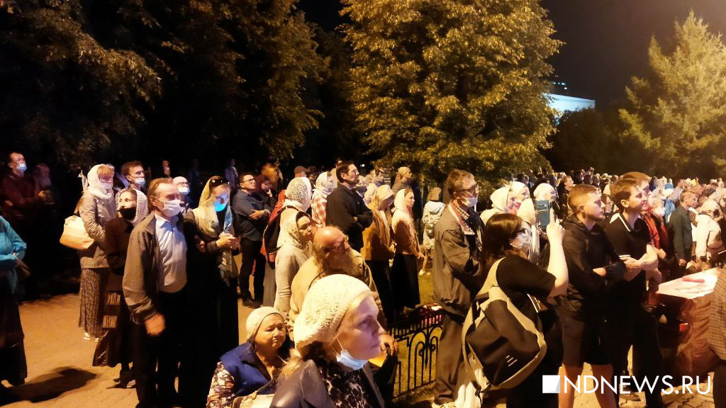 Новый День: В Екатеринбурге начался несогласованный крестный ход (ФОТО)