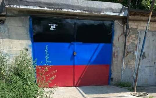 Новый День: В украинском Мелитополе красят гаражи в цвета флага ДНР