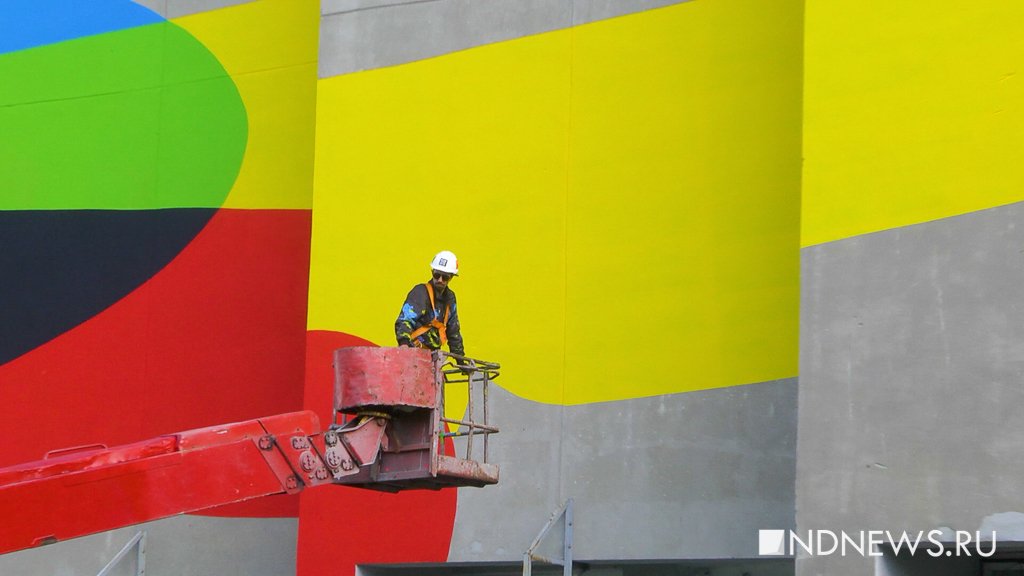 Новый День: Фасад УрГЭУ стал объектом стрит-арта площадью 400 квадратных метров (ВИДЕО)