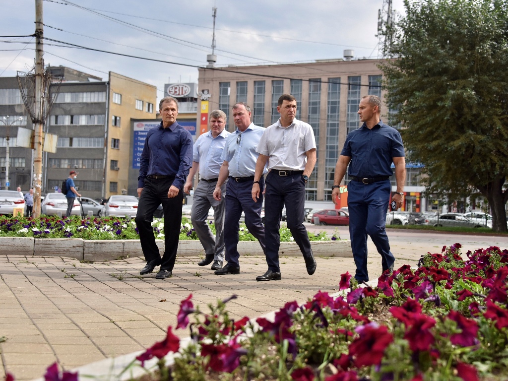 Новый День: После осмотра двора на Уралмаше Куйвашев предложил расширить полномочия квартальных