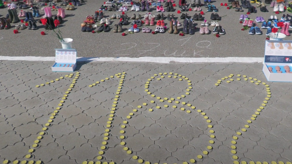 Новый День: Епархия выставила на улице тысячу пар обуви, призывая не делать аборт
