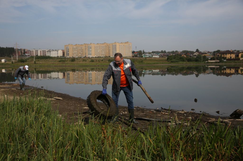 Новый День: В Ревде реку Глубокую и пляж очистили от мусора (ФОТО)