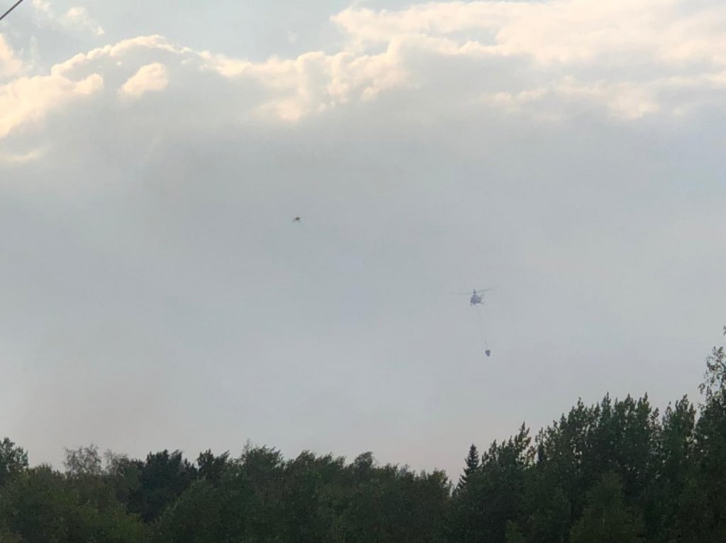 Новый День: Пожар на Волчихе тушат вертолет МЧС и пожарный поезд (ФОТО)