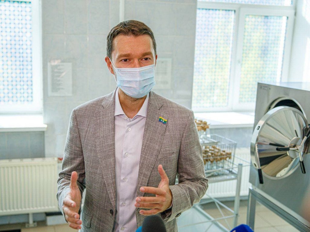 Новый День: Алексей Вихарев подарил паровой стерилизатор городской клинической больнице №14