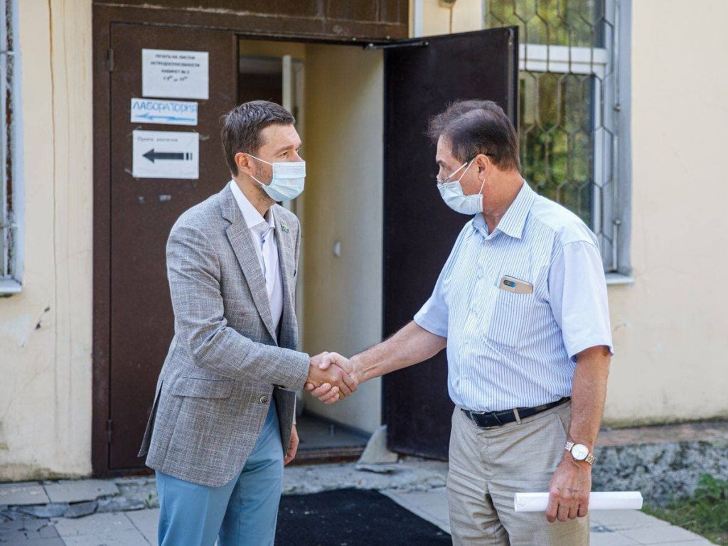 Новый День: Алексей Вихарев подарил паровой стерилизатор городской клинической больнице №14
