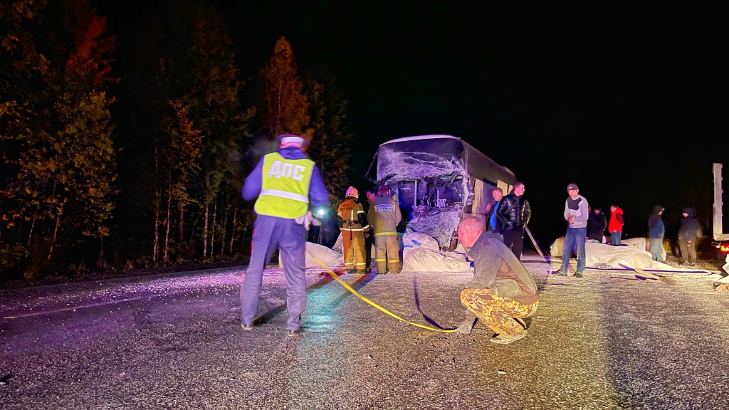 Новый День: Автобус с вахтовиками врезался в КамАЗ на трассе смерти, есть пострадавшие (ФОТО)