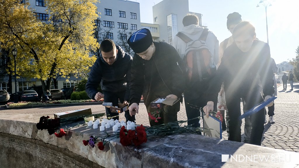 Новый День: На площадь Труда несут цветы и свечи в память о погибших в Перми студентах (ФОТО)