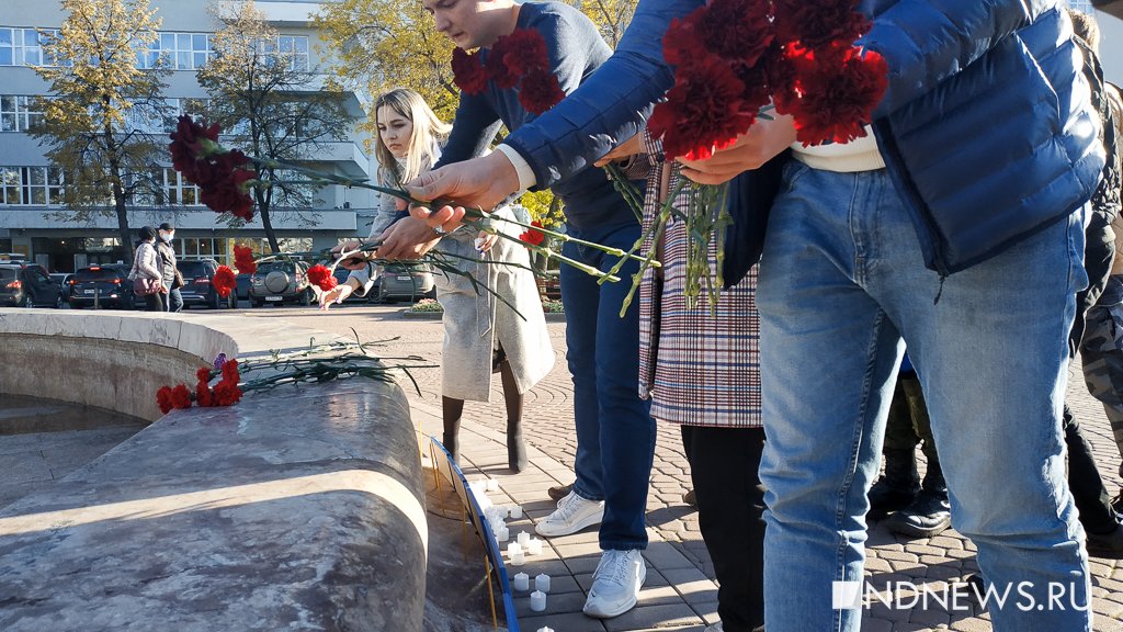 Новый День: На площадь Труда несут цветы и свечи в память о погибших в Перми студентах (ФОТО)