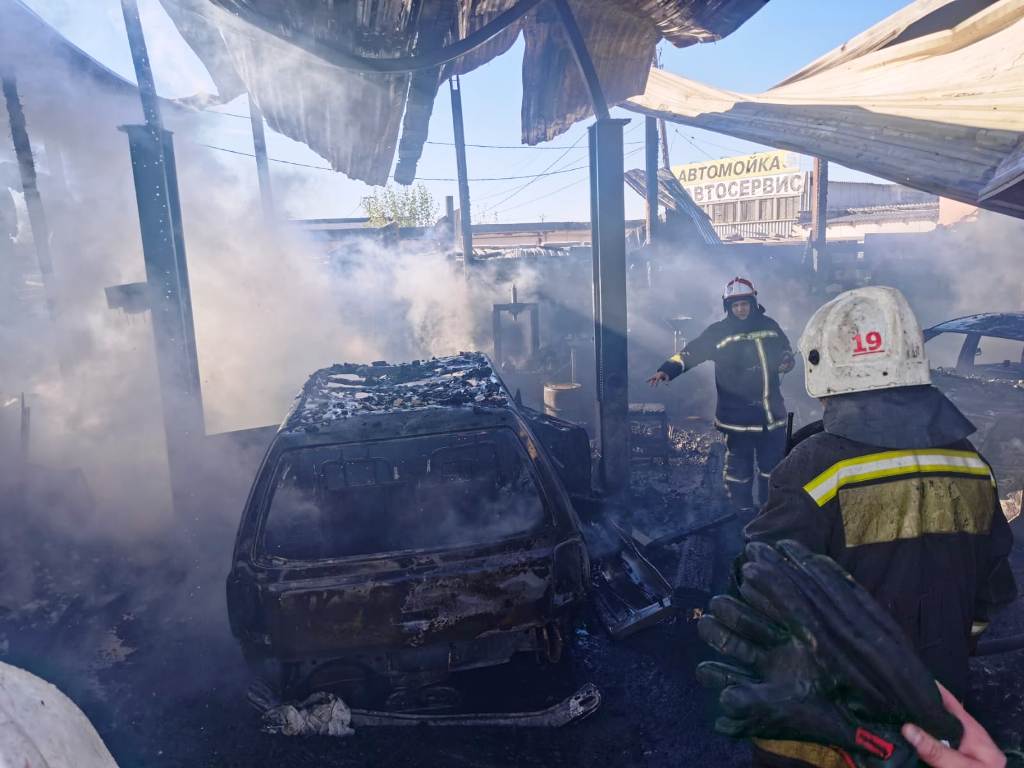 Новый День: На Уралмаше шесть машин сгорели вместе с автосервисом, чуть не взорвался газ (ФОТО)