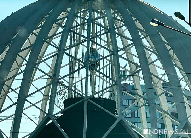 Новый День: Под куполом Екатеринбургского цирка повесили чудо-яйцо. Рассказываем что это такое (ФОТО)
