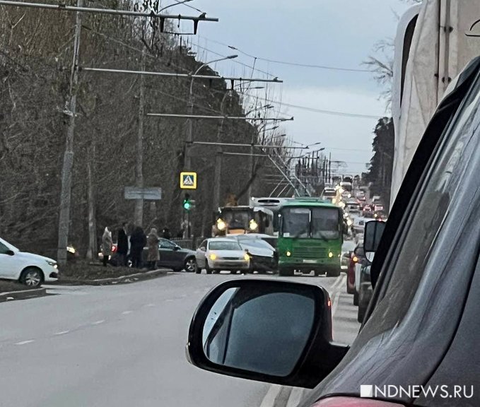 Новый День: На улице Амундсена в Екатеринбурге огромная пробка. Горожане сообщают о двух ДТП (ФОТО)
