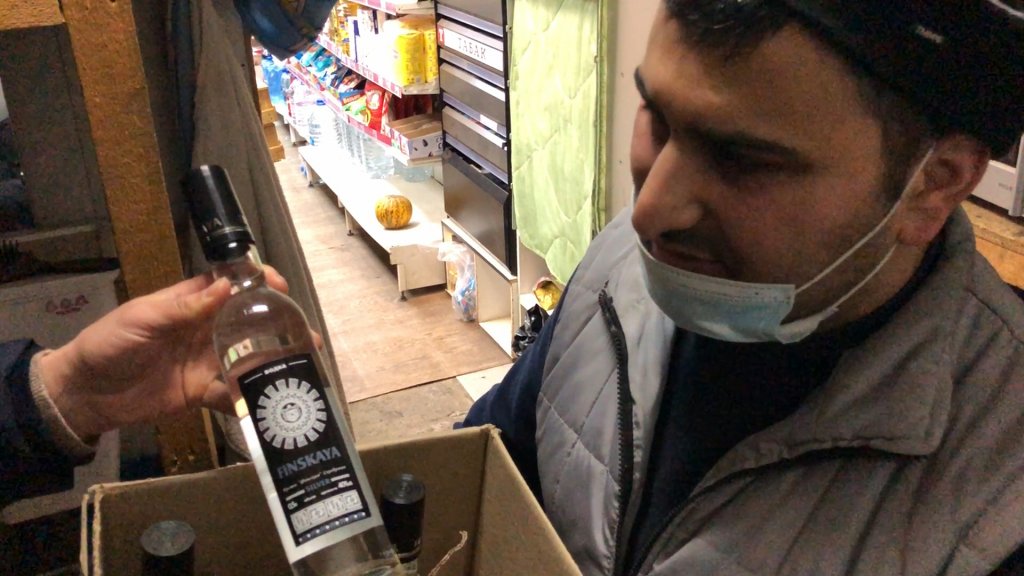Новый День: В овощных палатках Екатеринбурга продают алкоголь и насвай (ФОТО)